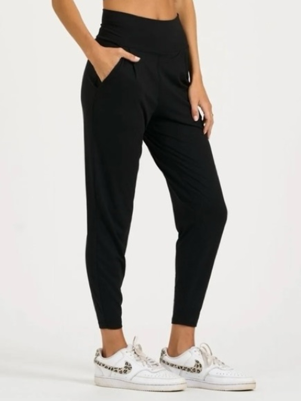 Vuori Lux At Ease Harem Pant in Black Size Medium